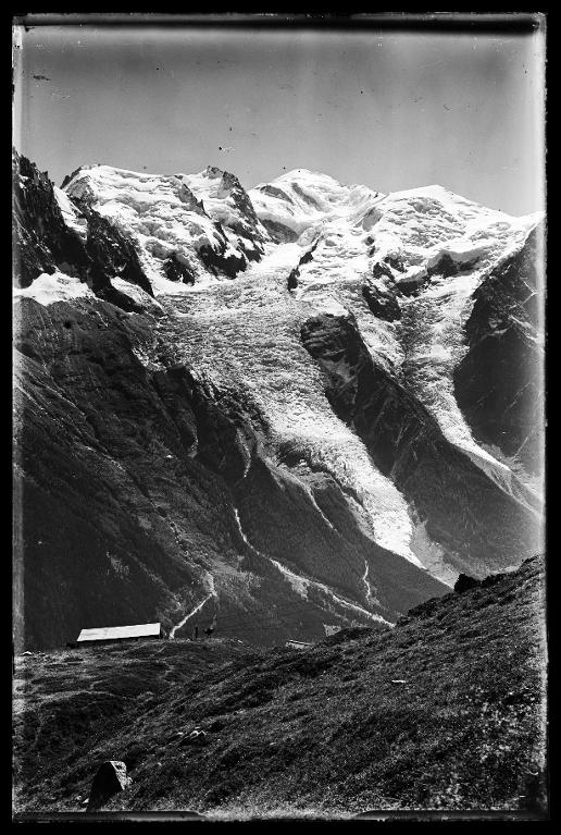 Le massif du Mont-Blanc. Vue de la gare de départ d'un téléphérique