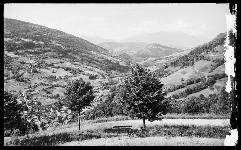 Vue sur la Vallée du Bréda et le massif des Bauges depuis Montouvrard