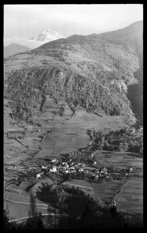 Vue de La Chapelle du Bard. Le plateau de Beauvoir et sommet des Grands Moulins