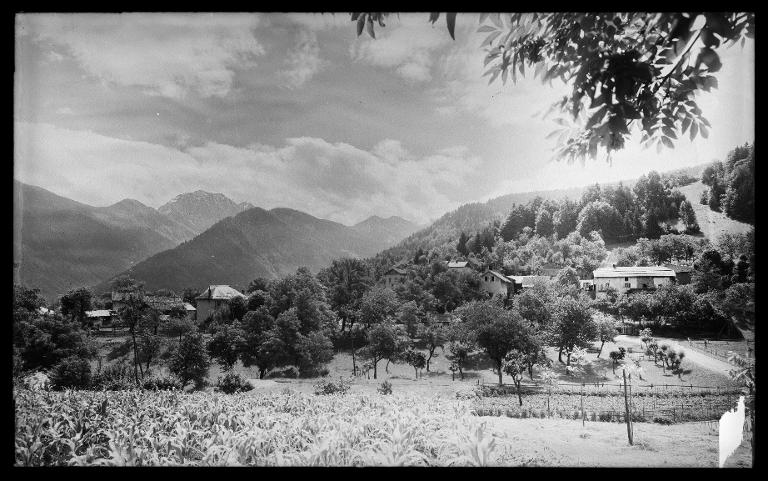 Le Hameau de Montouvrard. À l'horizon : le Petit et le Grand Charnier, et le Montmayen