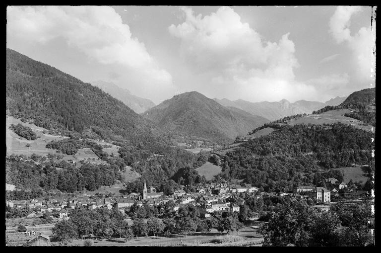 Allevard-les-Bains dans son nid de verdure