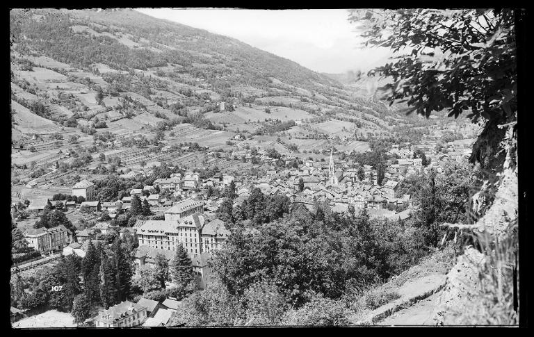 Vue générale d'Allevard-les-Bains et de Bramefarine