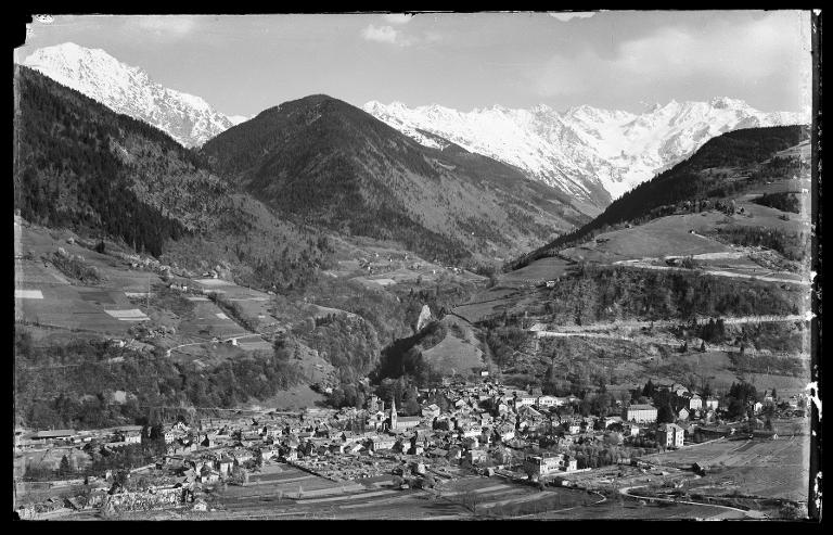 Vue générale d'Allevard-les-Bains et du massif