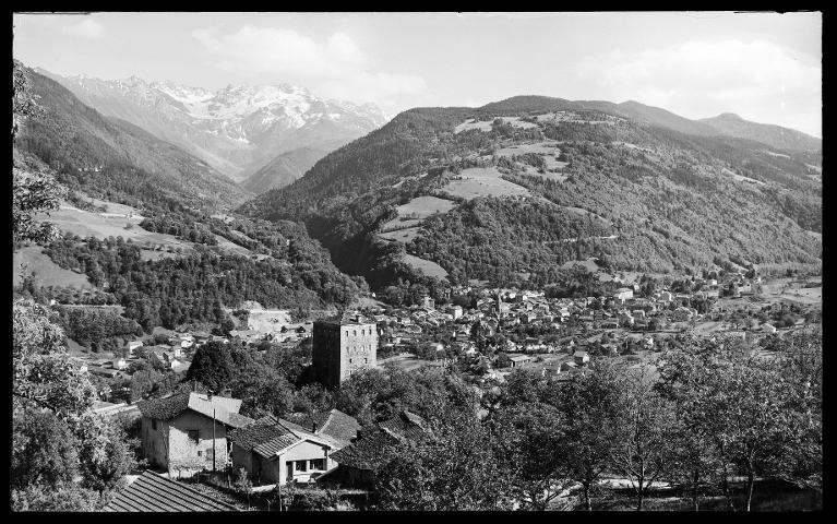 Vue générale d'Allevard avec la Tour du Treuil, le Glacier du Gleyzin et le Crêt du Poulet