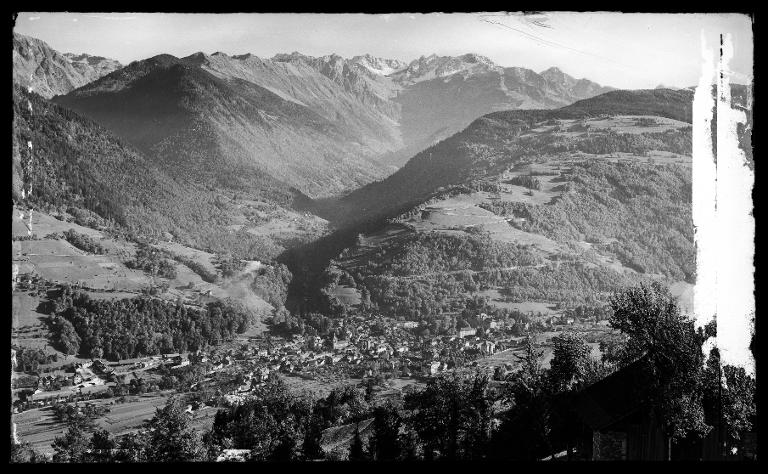 Vue générale d'Allevard et du Glacier du Gleyzin
