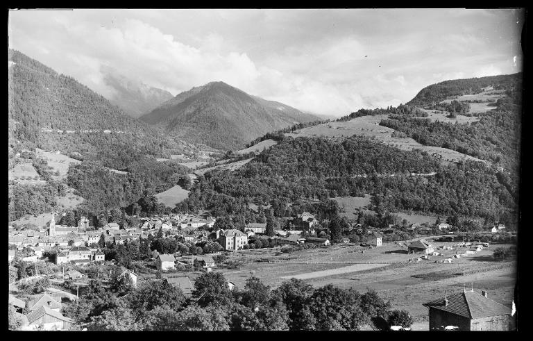 Allevard-les-Bains et le terrain du Camping de Cotard
