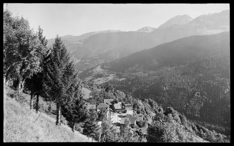 Le Hameau de Montarmand et le Grand Charnier