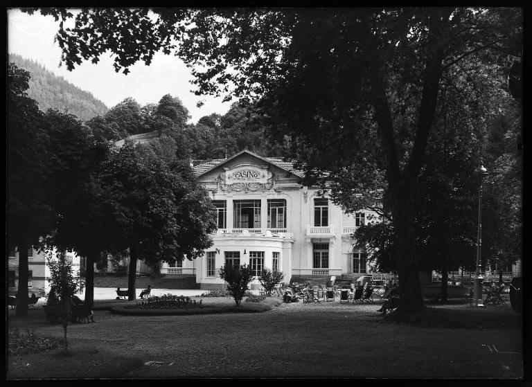 Le Casino dans le Parc thermal d'Allevard