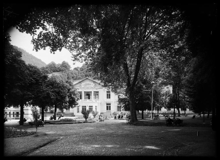 Le Casino dans le Parc thermal d'Allevard