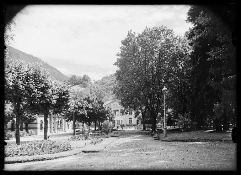 Le Parc thermal d'Allevard, l'Établissement thermal et le Casino