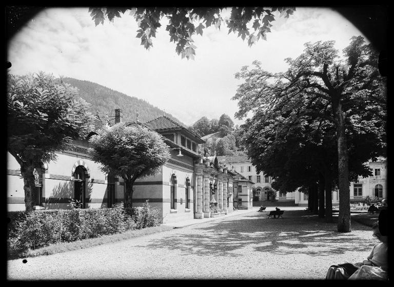 Le bâtiment thermal Nièpce dans le Parc thermal d'Allevard
