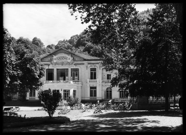 Le Casino dans le Parc thermal d'Allevard