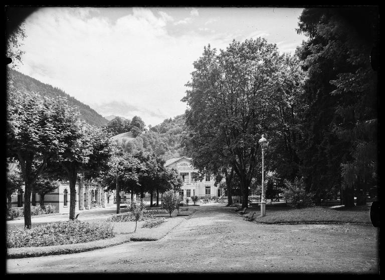 Le Parc thermal d'Allevard, l'Établissement thermal et le Casino