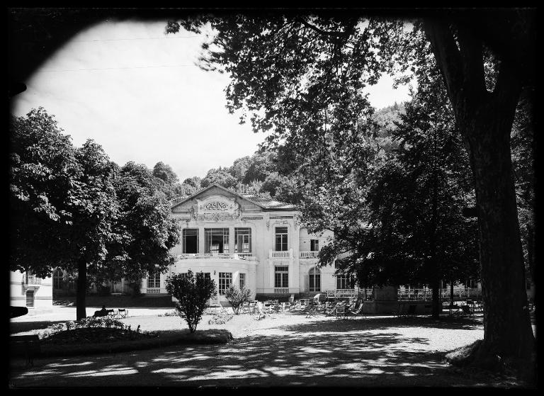 Le Casino dans le Parc thermal d'Allevard