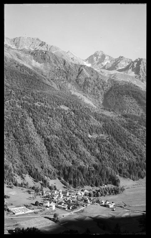 Le Pic de la Grande Valloire, le Rocher et le Col d'Arguille surplombant le village de La Ferrière