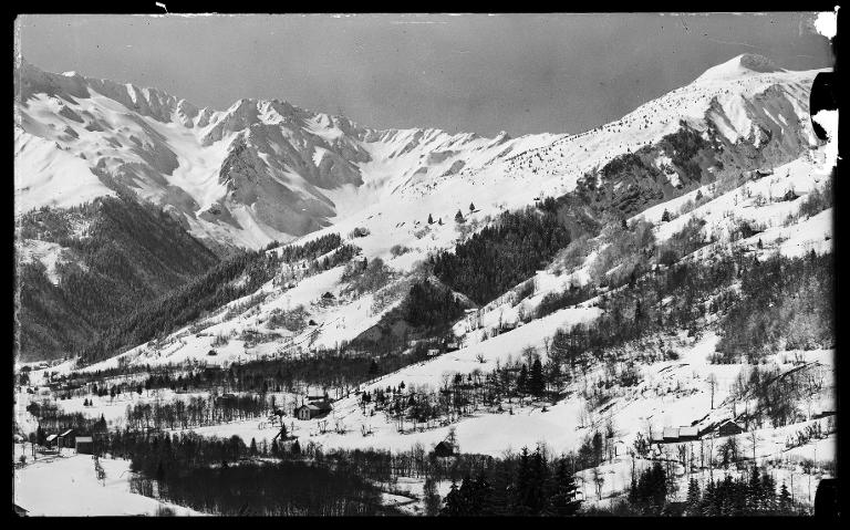 Vue des pistes de descente du Crêt du Bœuf à La Bourgeat