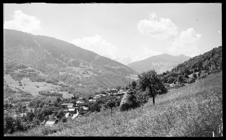 Vue du village du Moutaret et des montagnes d'Allevard