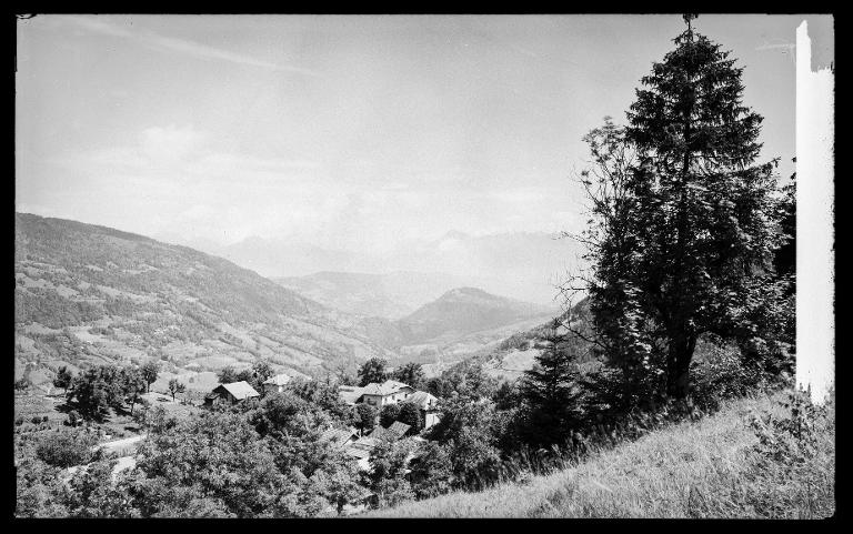 Vue du Hameau de Montouvrard. À l'horizon la Chaîne des Bauges