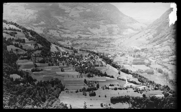 Le Hameau de Montouvrard et la vallée de Saint-Pierre d'Allevard, vus de la route du Collet