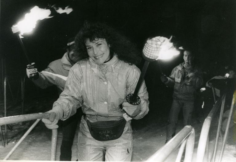 Ski nocturne au Collet d'Allevard : skieuse portant un flambeau