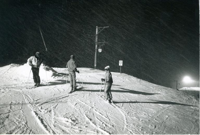Ski nocturne au Collet d'Allevard : skieurs sur les pistes