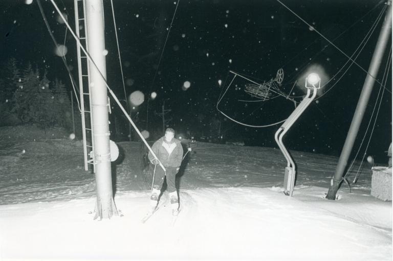 Ski nocturne au Collet d'Allevard : montée d'une piste en téléski