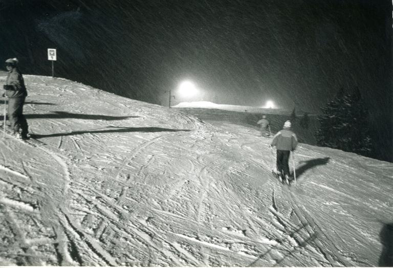 Ski nocturne au Collet d'Allevard : skieurs sur les pistes