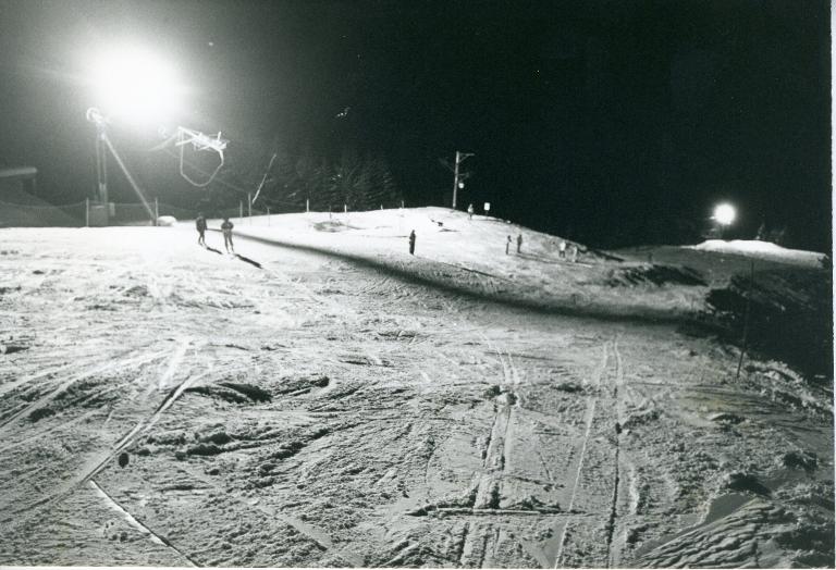 Ski nocturne au Collet d'Allevard : skieurs sur les pistes