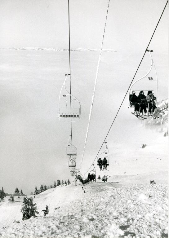Skieurs sur le télésiège des Plagnes en hiver