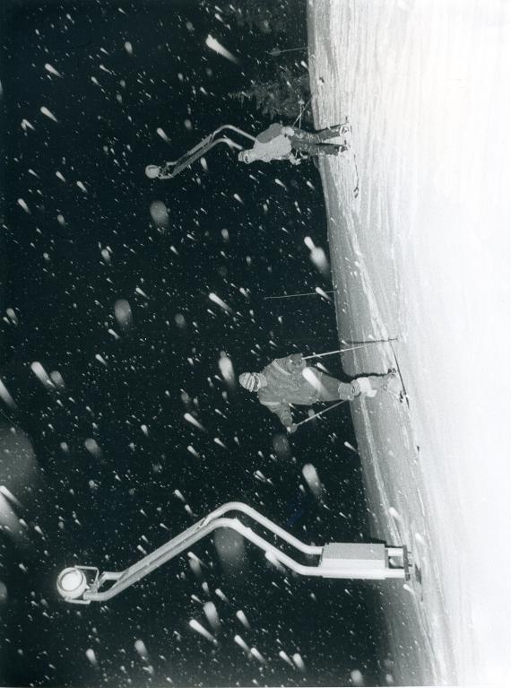 Ski nocturne au Collet d'Allevard : skieurs et lampaneiges