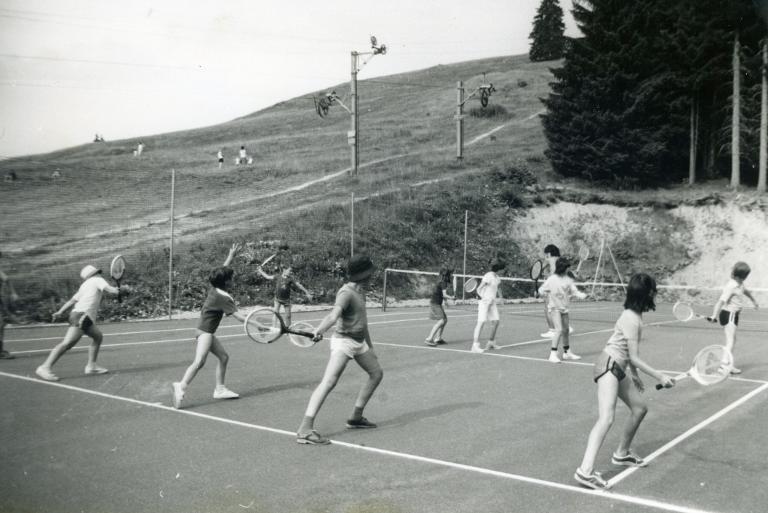 Le Collet d'Allevard : groupe d'enfants jouant au tennis