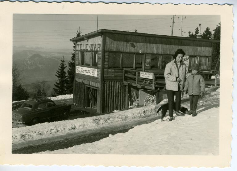 Hélène et Marcel Béranger devant le télébar