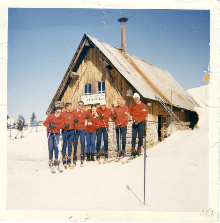 Les moniteurs de l'école de ski devant le chalet du Collet