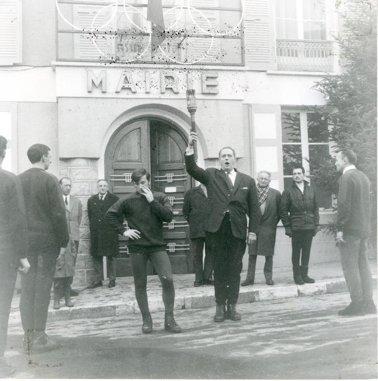 Présentation de la flamme olympique devant l'ancienne mairie d'Allevard