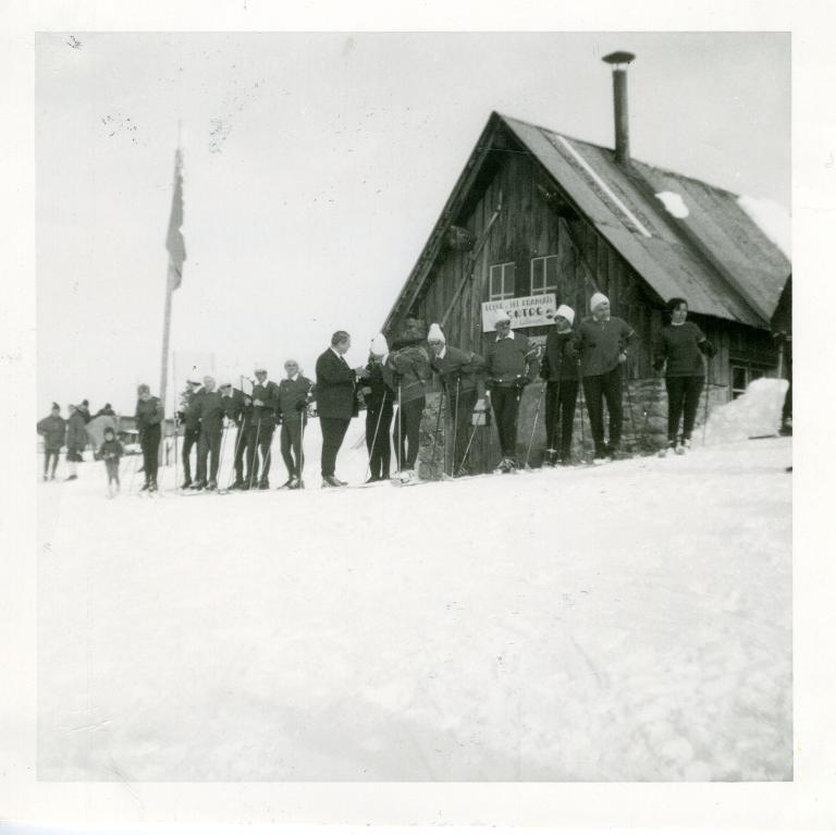 Flamme olympique au Collet d'Allevard : les moniteurs de l'ESF devant le chalet de Malatrait
