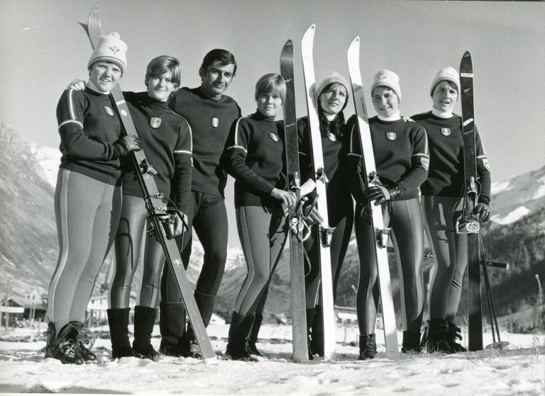 Les skieuses de l'équipe de France de ski féminine et leur entraîneur