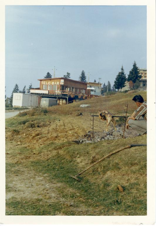 Le Collet en été : Fernand Béranger surveillant un méchoui