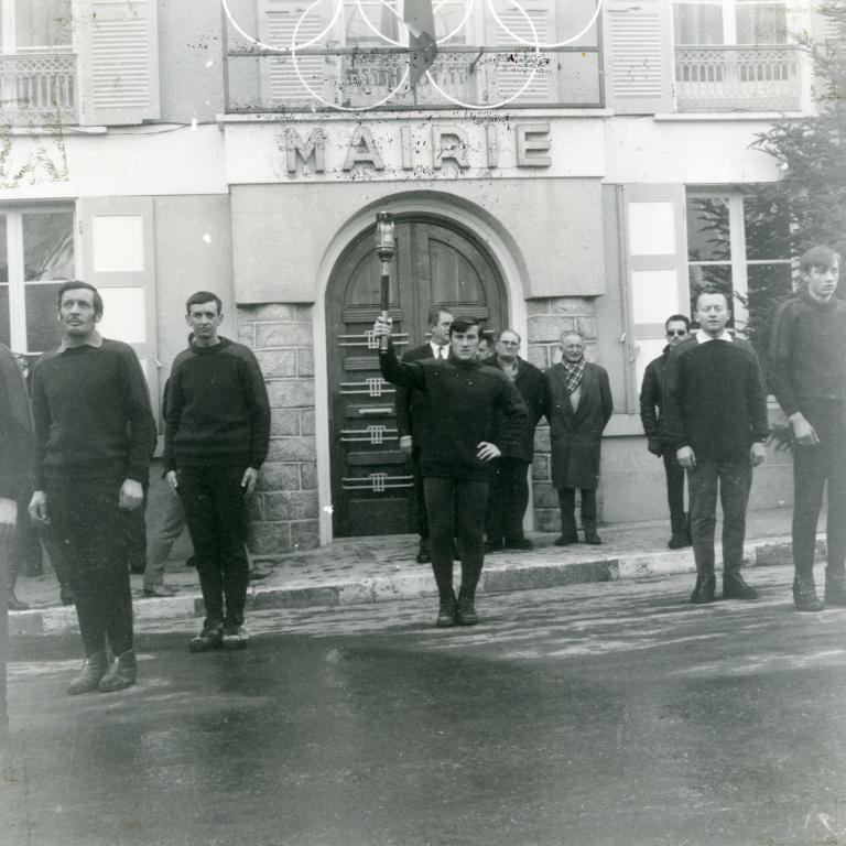 Présentation de la flamme olympique devant l'ancienne mairie d'Allevard