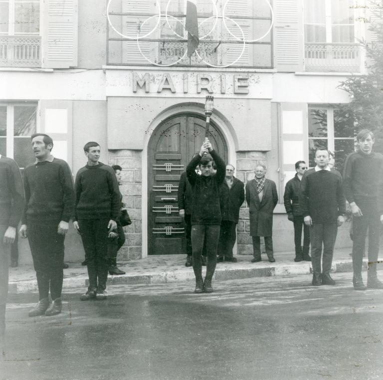Présentation de la flamme olympique devant l'ancienne mairie d'Allevard