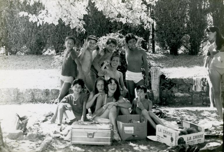 Groupe d'enfants de la colonie de vacances de Montreuil au lac de la Terrasse