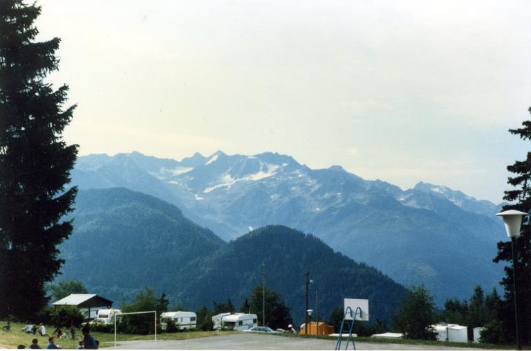Le Collet en été : vue du camping et des montagnes environnantes