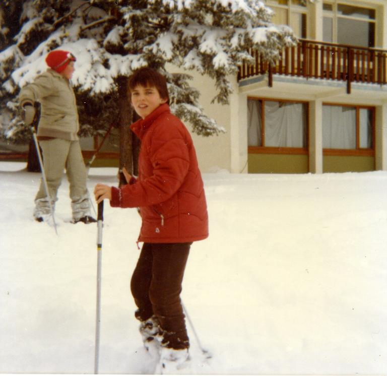 Entraînement de ski devant le centre de vacances de Montreuil : 2 enfants