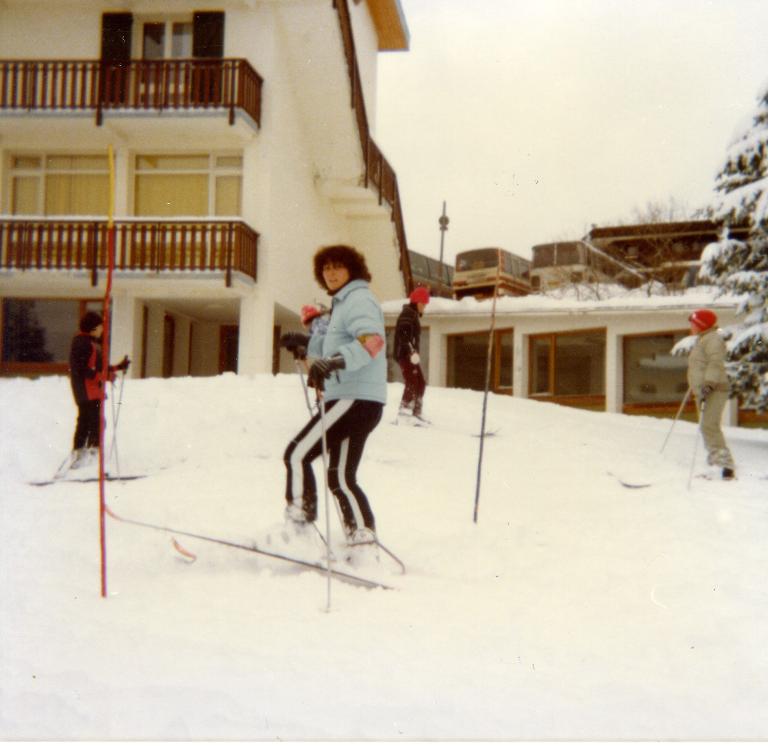 Entraînement de ski devant le centre de vacances de Montreuil : une monitrice et les enfants