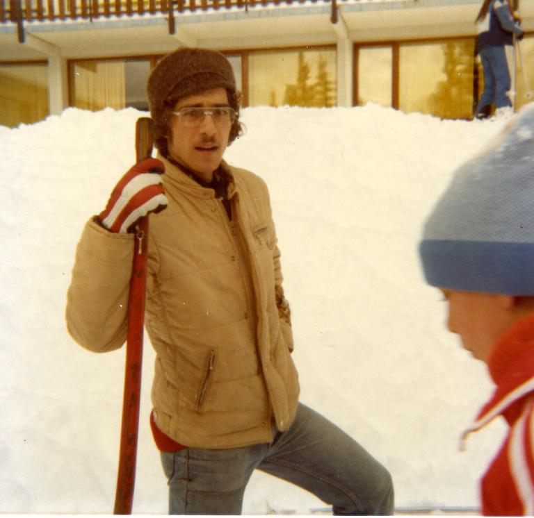 Un moniteur devant le centre de vacances de Montreuil
