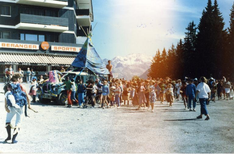 Défilé de la colonie du centre de vacances de Montreuil sur la place de Malatrait