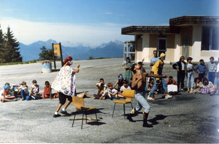 Les moniteurs de la colonie du centre de vacances de Montreuil