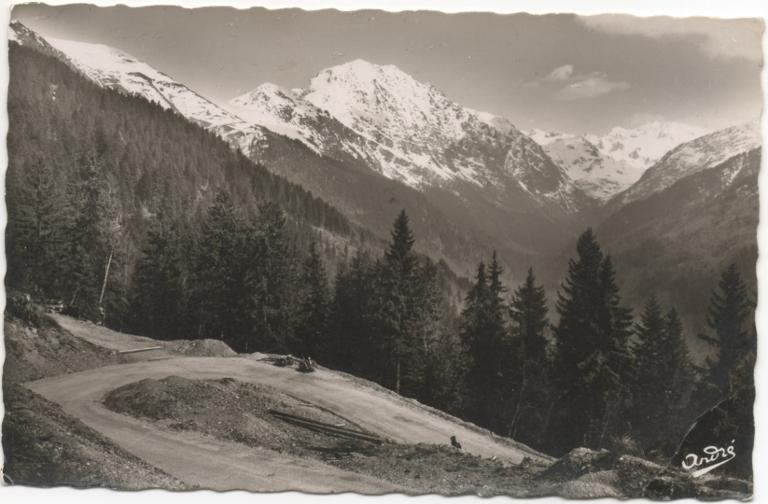 Route du Collet d’Allevard. Le Grand Charnier et le Gleyzin