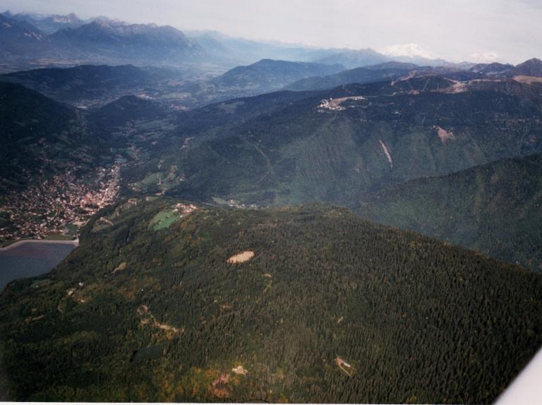 Vue aérienne : montagnes des environs d'Allevard