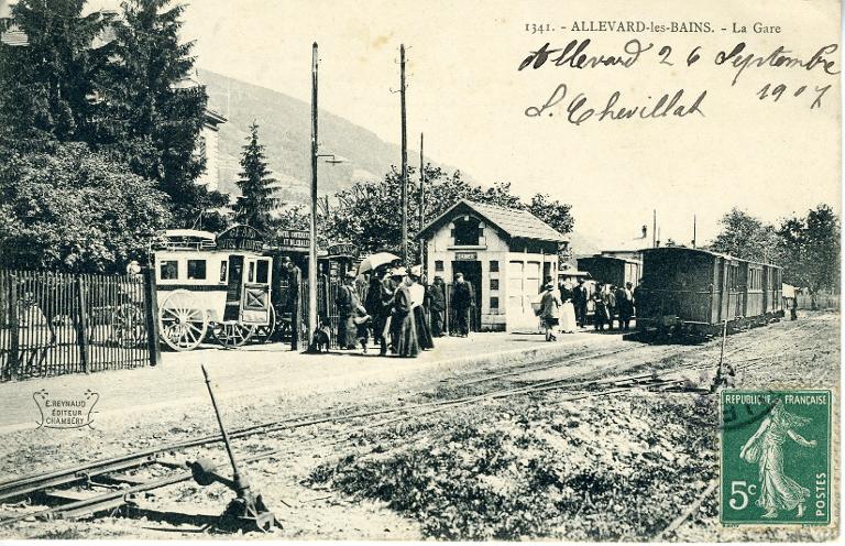 Touristes en gare d'Allevard