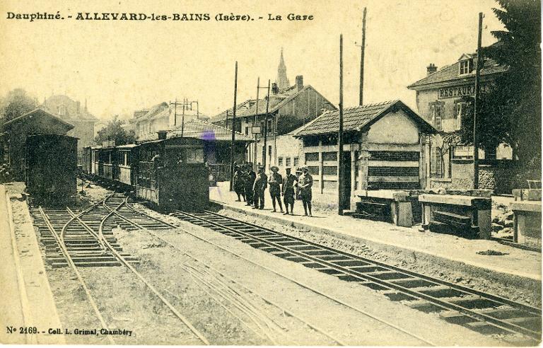 Touristes en gare d'Allevard